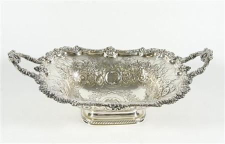 Centrotavola in argento lavorato a sbalzo e inciso a motivi floreali, manici...