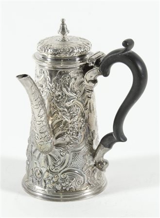 Cioccolatiera in argento con manico in legno, corpo troncoconico riccamente...