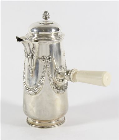 Cioccolatiera in argento con manico in avorio, coperchio bombato e beccucio...