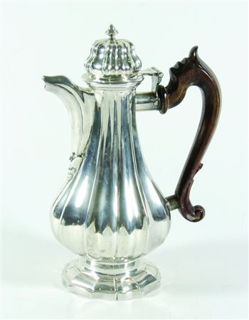 Caffettiera in argento sbalzato con manico in legno intagliato, corpo...