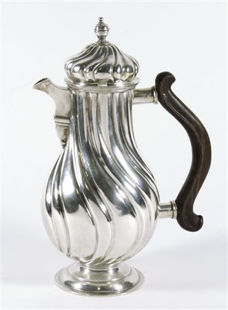 Grande caffettiera antica in argento su corpo piriforme ad andamento tortile,...
