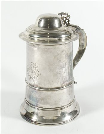 Tankard in argento su corpo cilindrico con nervatura centrale, manico a...