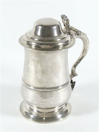 Tankard in argento su corpo svasato con nervatura centrale, manico a doppia...