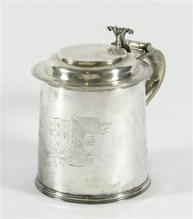 Tankard in argento su corpo clindrico liscio e stemma incisio, presa a...