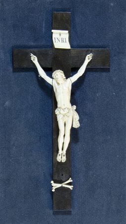 Antica scultura in avorio scolpito raffigurante crocifisso su croce in legno...