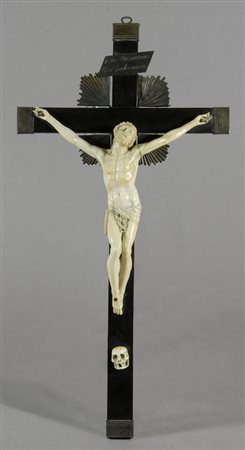 Antico crocifisso in avorio su croce in legno ebanizzato con applicazioni in...