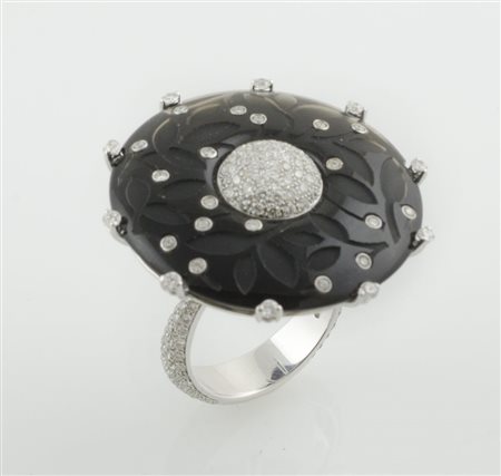 Anello in oro bianco e diamanti di forma rotonda con quarzo fumè e onice...