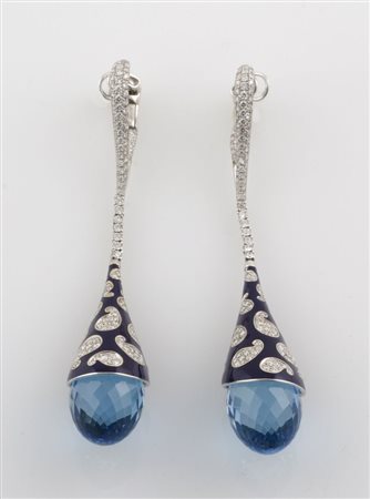 Orecchini pendenti in oro bianco con smalto blu e finale di topazio a goccia...