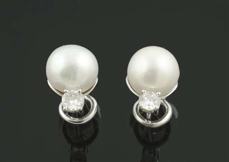 Orecchini in oro bianco a monachella con perla coltivata Giapponese Akoya,...