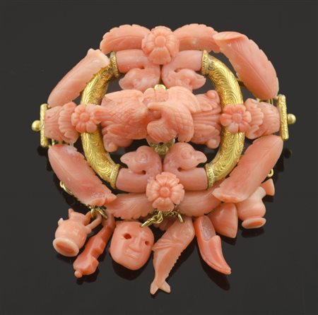 Spilla "napoletana" in corallo e oro giallo finemente lavorata. gr. 34.