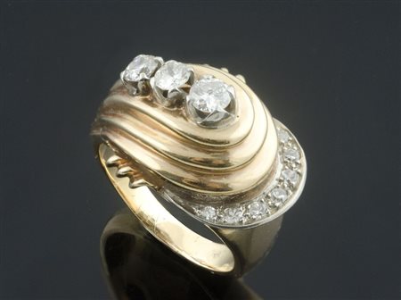 Anello in oro giallo a cupola con 3 diamanti taglio brillante per ca tot ct...