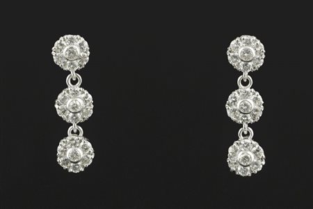 Orecchini in oro bianco con 3 elementi a forma di fiori pendenti e oscillanti...