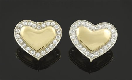 Orecchini in oro giallo e bianco a forma di cuore con bordo di diamante...