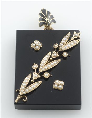 Ciondolo di forma rettangolare in onice, oro e microperline.