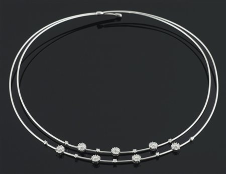 Collier in oro bianco a due fili rigidi ornati da 7 centrini a fiore...