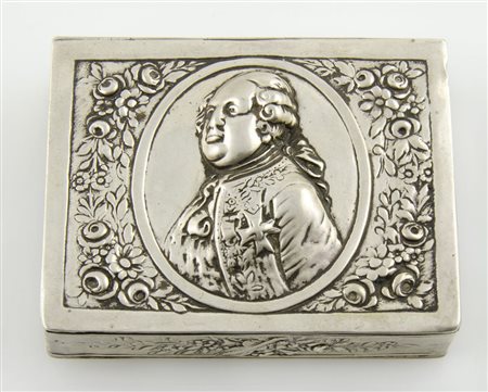 Scatoletta portapillole in argento con coperchio sbalzato raffigurante busto...