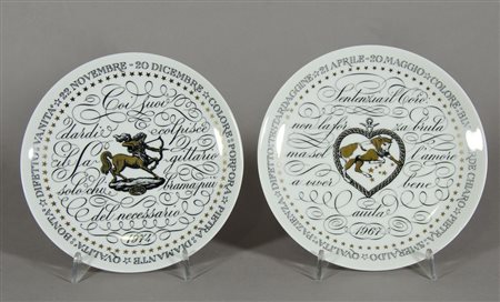 Piero Fornasetti Lotto di 2 piatti decorati della serie Zodiaci. Firmato...