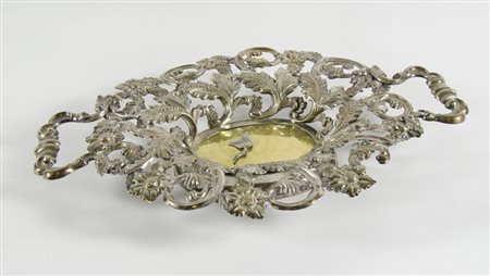 Centrotavola ovale in argento lavorato a traforo a motivi floreali. cm....