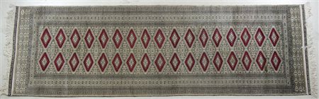 Lunga corsia cm. 101x325.