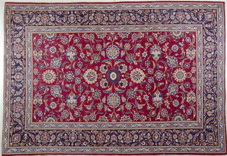 Tappeto su fondo rosso, cm. 205x282.