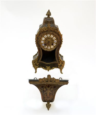 Pendola tipo Boulle di forma sagomata con applicazioni in metallo, quadrante...