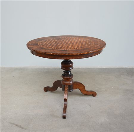 Tavolo tondo tripode con sostegno a colonna tornita in olmo intarsiato, piano...