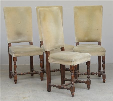 Gruppo di quattro antiche sedie a rocchetto rivestite in velluto (difetti)
