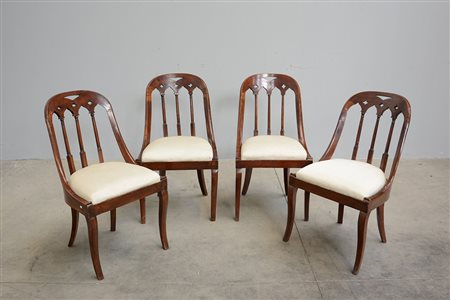 Gruppo di quattro sedie a "gondola" con schienale a giorno decorato a...