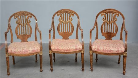 Gruppo di tre poltroncine con schienale a giorno decorato a lira e festone ,...