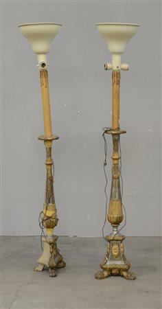 Coppia di candelieri in legno intagliato argentato e dorato, decorati a...