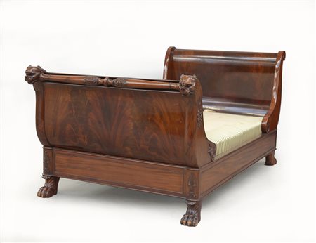 Letto a barca in mogano e piuma di mogano a una piazza e mezza con piedi...