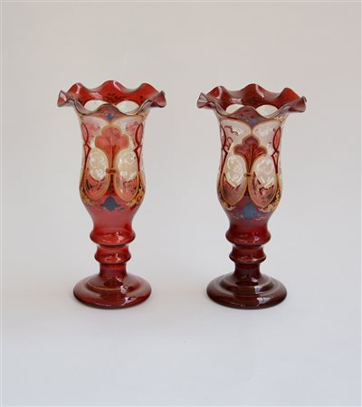 Manifattura del sec. XIX. Coppia di calici in vetro rosso decorati in...