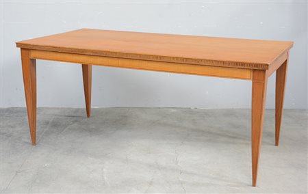 Tavolo rettangolare in legno con fascia dentellata e gambe rastremate. Italia...