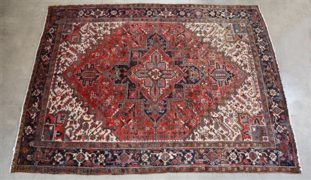 [Tappeti]Tappeto Heritz, Persia, secolo XX. Disegno a tre medaglioni...