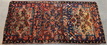 [Tappeti] Tappeto Sekhur, Caucaso, inizio secolo XX. Disegno a tre medaglioni...