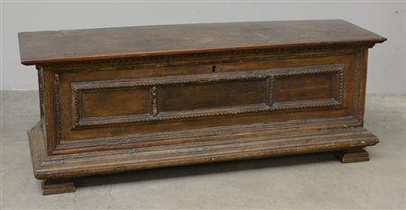 Cassapanca in noce con fronte intagliato e decorato a tre riquadri (cm...