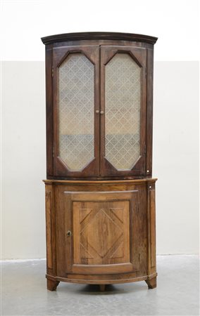 Angoliera a due corpi con fronte convesso, composta da un antico mobile ad un...