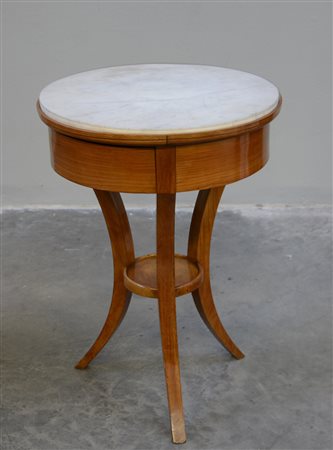 Tavolino tondo in ciliegio con piano in marmo ad un cassetto nella fascia,...