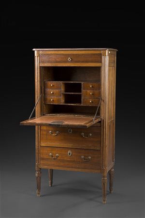 Secrétaire con fronte a due cassetti e mezzo e anta ribaltabile celante vani...