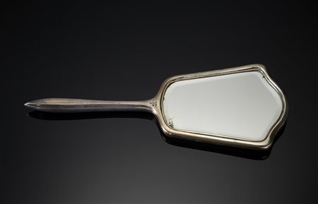 Specchio a mano in argento con corpo e presa decorati a guilloché e smalto...