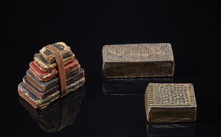 Lotto composto da due scatolette in bronzo e un fermacarte realizzato con...