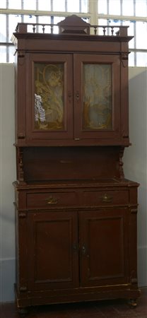 Credenza a due corpi in legno dolce verniciato con parte inferiore a due...