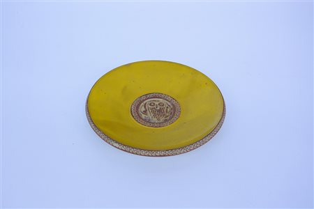 Piatto artistico in terracotta smaltata color giallo decorato al centro da un...