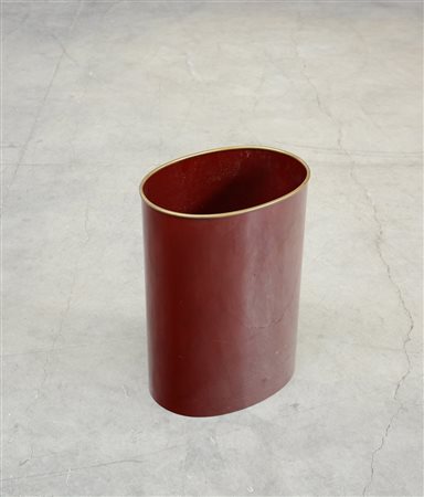 Portaombrelli in metallo laccato bordeaux e ottone, di forma ovale, marcato...