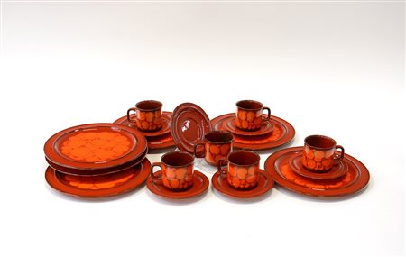 Manifattura tedesca. Servizio da caffè in ceramica smaltata rosso e arancio...