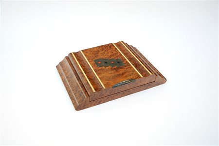 Scatola da gioco in radica con inserti in argento e avorio. 1940 ca. (difetti)