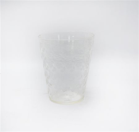 Manifattura di Murano. Vaso in vetro incolore con decoro floreale inciso al...