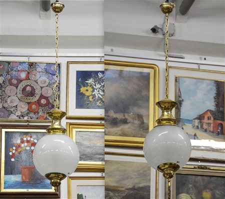 Coppia di lampade a sospensione con diffusore sferico in vetro acidato e...