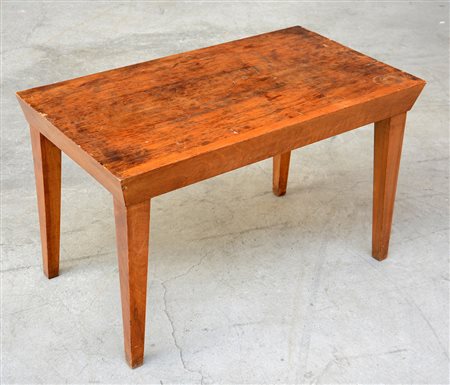 Tavolino rettangolare impiallacciato in legno dolce con gambe rastremate....