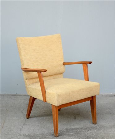 Poltrona con struttura in legno dolce,seduta e schienale imbottite e...